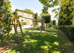 Children’s area - Apartment 'Capannina - Borgo Dolci Colline Resort' with Pool, Terrace & Shared Garden (Castiglion Fiorentino)