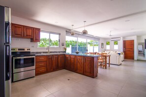 Refrigerador, microondas, horno y cafetera y tetera 