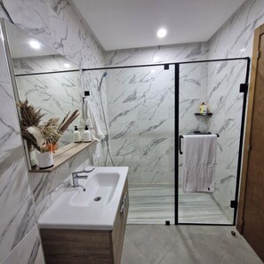 Dusche, Handtücher, Seife, Toilettenpapier