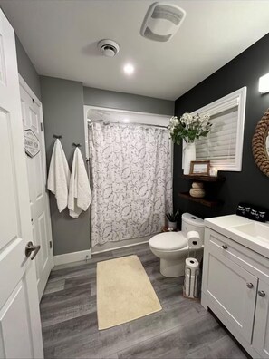 SĂšche-cheveux, serviettes fournies, savon, papier toilette