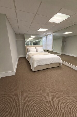 Escritorio, wifi gratis y ropa de cama