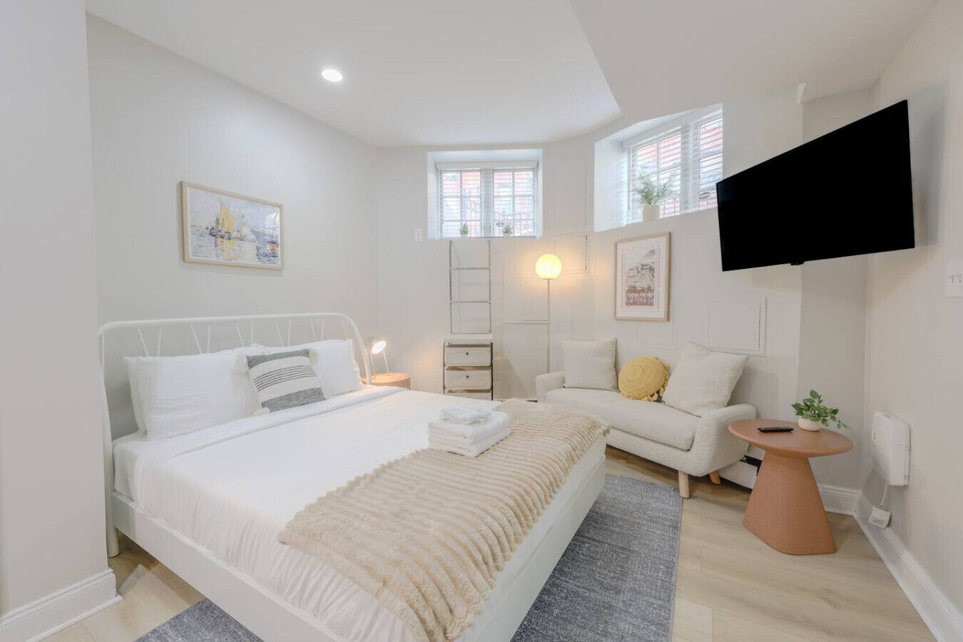 Iron/ironing board, WiFi, bed sheets