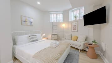 Een strijkplank/strijkijzer, wifi, beddengoed