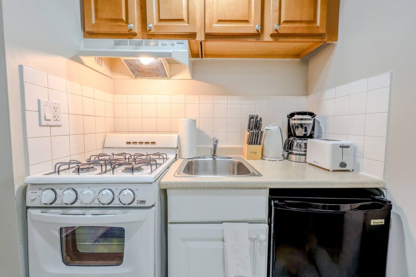 Horno, cafetera o tetera y utensilios de cocina