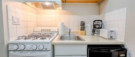 Four, cafetiĂšre/bouilloire, batterie de cuisine, vaisselle et ustensiles