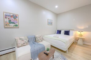 1 bedroom, iron/ironing board, WiFi, bed sheets - Old Charm Studio Apt near Back Bay (Boston)