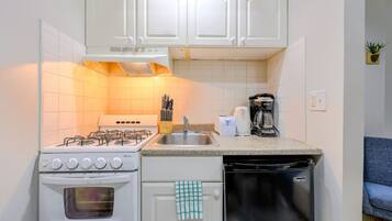 Oven, coffee/tea maker, cookware/dishes/utensils