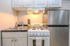 Oven, stovetop, coffee/tea maker, toaster - Wonderful Studio in the South End (Boston)