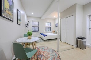 Iron/ironing board, WiFi, bed sheets - Wonderful Studio in the South End (Boston)