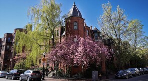 Parking - Centrally Located Basic Studio (Boston)