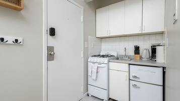 Fridge, oven, stovetop, coffee/tea maker