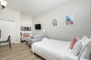 Iron/ironing board, WiFi, bed sheets - Centrally Located Basic Studio (Boston)