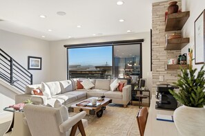 Smart TV, fireplace, offices - Upscale Retreat w/ Hot Tub, Steam, Pet-Friendly (Hideout)