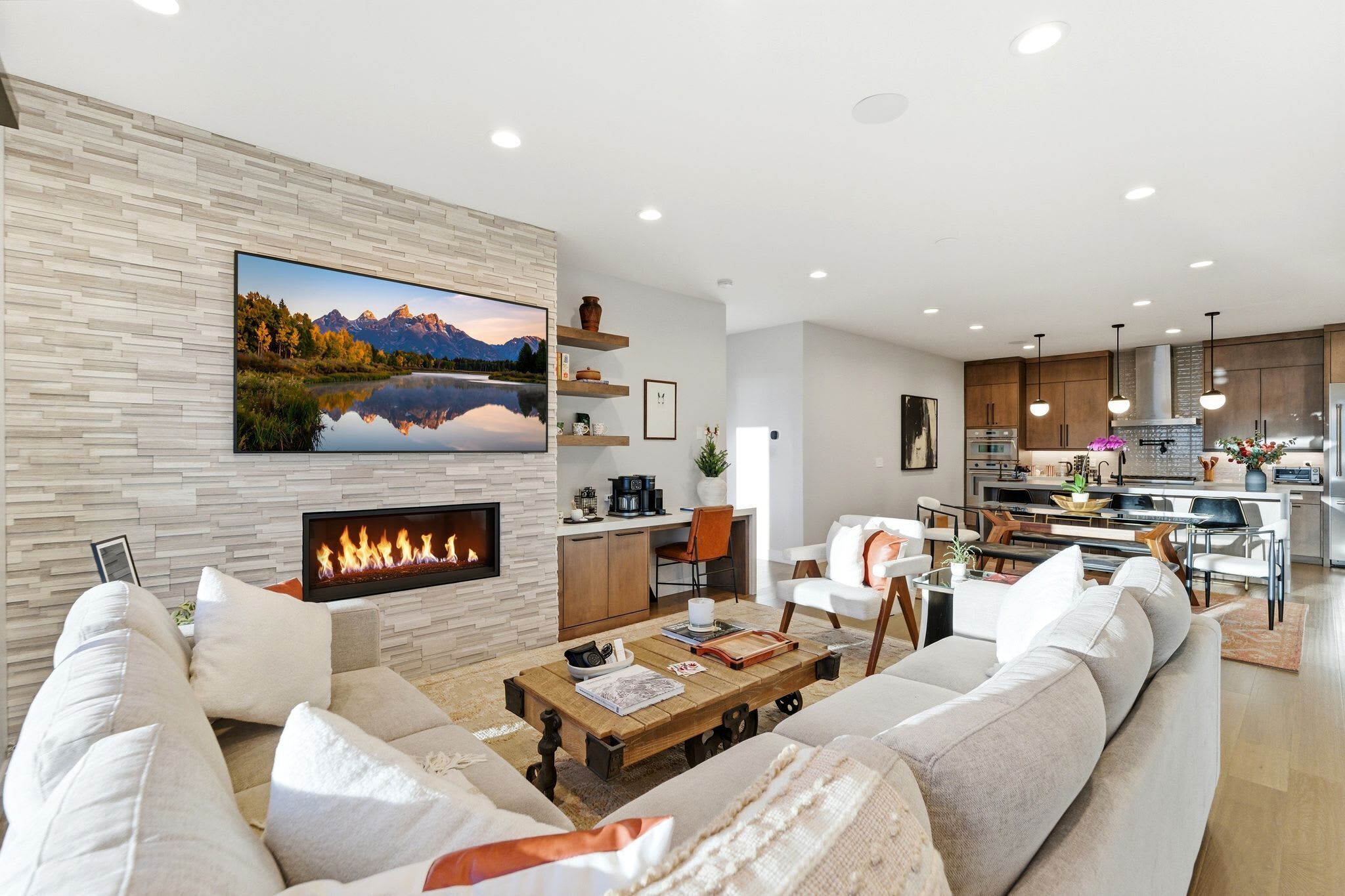 Una Smart TV, una chimenea, una oficina