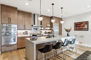 Fridge, microwave, oven, stovetop - Upscale Retreat w/ Hot Tub, Steam, Pet-Friendly (Hideout)