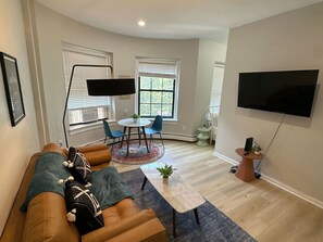 TV - Spacious Studio! | Back Bay (Boston)