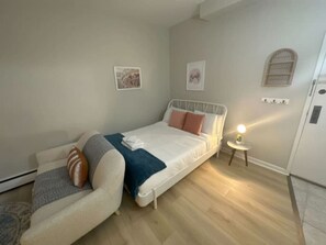 Tabla de planchar con plancha, wifi y ropa de cama 