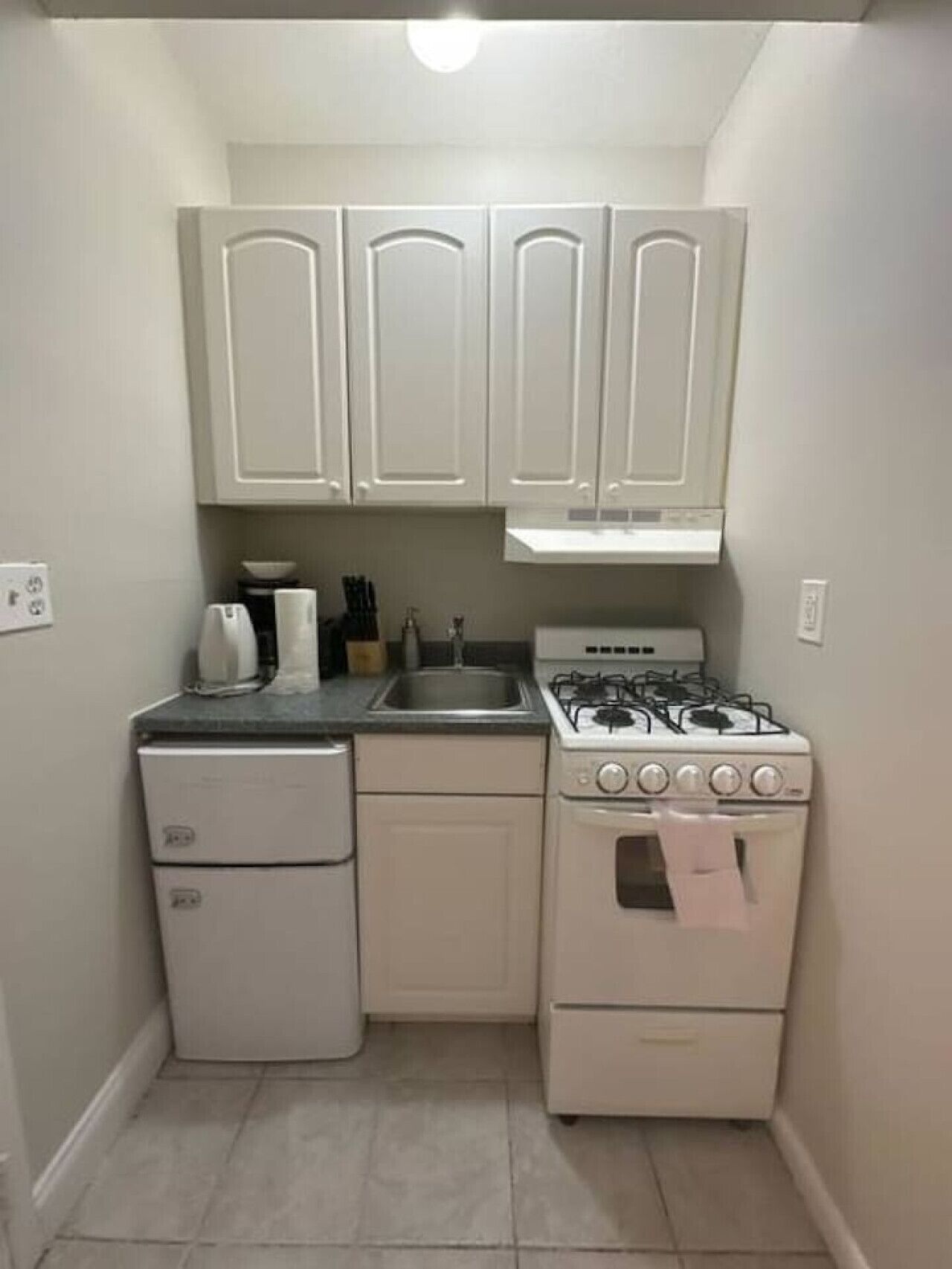 Frigorífico, horno, cafetera o tetera y utensilios de cocina