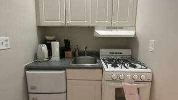 Coffee/tea maker, fridge, oven, cookware/dishes/utensils
