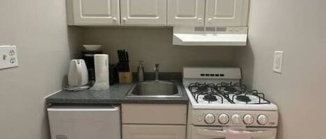 Réfrigérateur, four, cafetiÚre/bouilloire