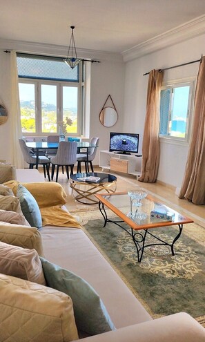 Living area - Strategically located apartment close to all amenities (Marsa)