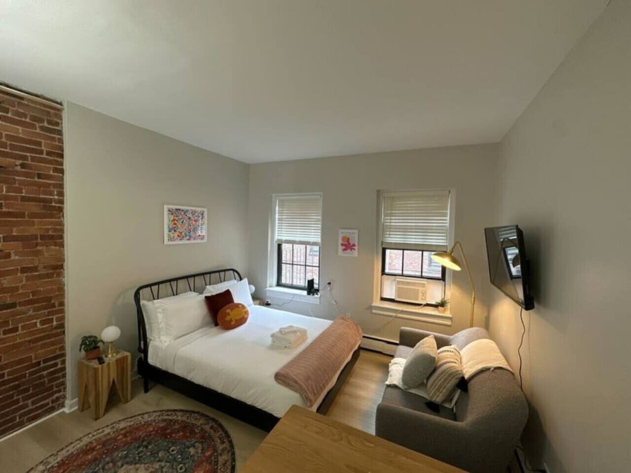 Escritorio, tabla de planchar con plancha, wifi y ropa de cama