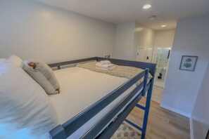 Iron/ironing board, WiFi, bed sheets - Cozy Studio in the South End (Boston)