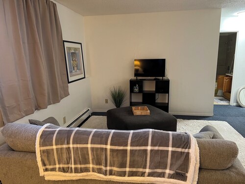 Charming 2-bedroom apartment in south Anchorage neighborhood