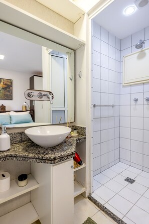 Hair dryer, towels, soap, toilet paper - Spacious studio apartment with balcony, air conditioning, garage, Wi-Fi, swimming pool, meeting rooms near Paulista Avenue. (São Paulo)