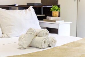 1 bedroom, iron/ironing board, WiFi, bed sheets - Spacious studio apartment with balcony, air conditioning, garage, Wi-Fi, swimming pool, meeting rooms near Paulista Avenue. (São Paulo)