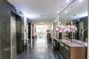 Interior - Spacious studio apartment with balcony, air conditioning, garage, Wi-Fi, swimming pool, meeting rooms near Paulista Avenue. (São Paulo)