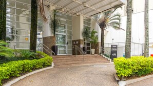 A building entrance with a staircase leading to a door marked '450'. - Spacious studio apartment with balcony, air conditioning, garage, Wi-Fi, swimming pool, meeting rooms near Paulista Avenue. (São Paulo)