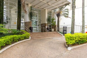 Exterior detail - Spacious studio apartment with balcony, air conditioning, garage, Wi-Fi, swimming pool, meeting rooms near Paulista Avenue. (São Paulo)