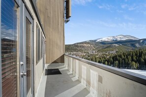 Property grounds - Beaver Run | Ski-In/out | Top Floor + Views (Breckenridge)