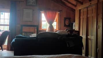 2 bedrooms, desk, iron/ironing board, bed sheets