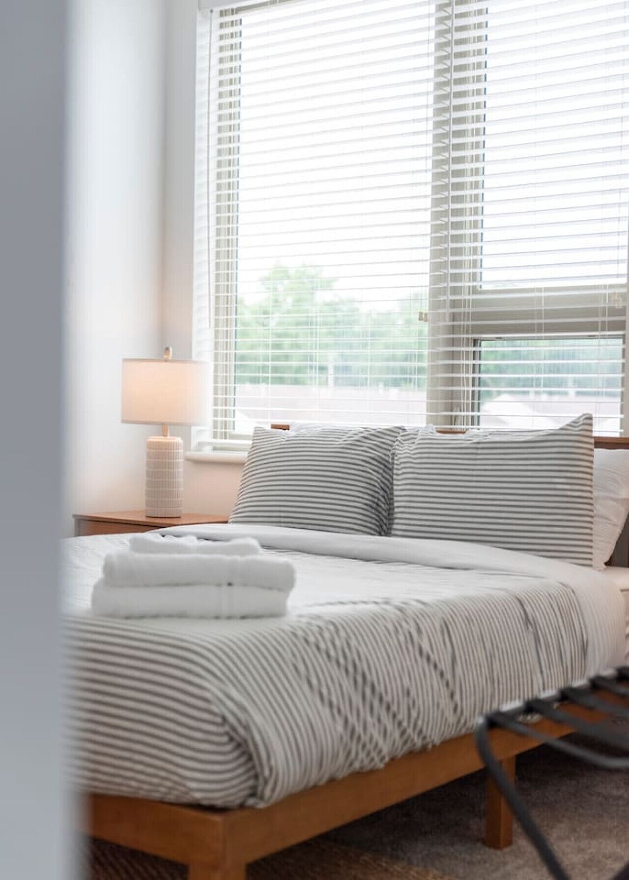 Tabla de planchar con plancha, wifi, ropa de cama