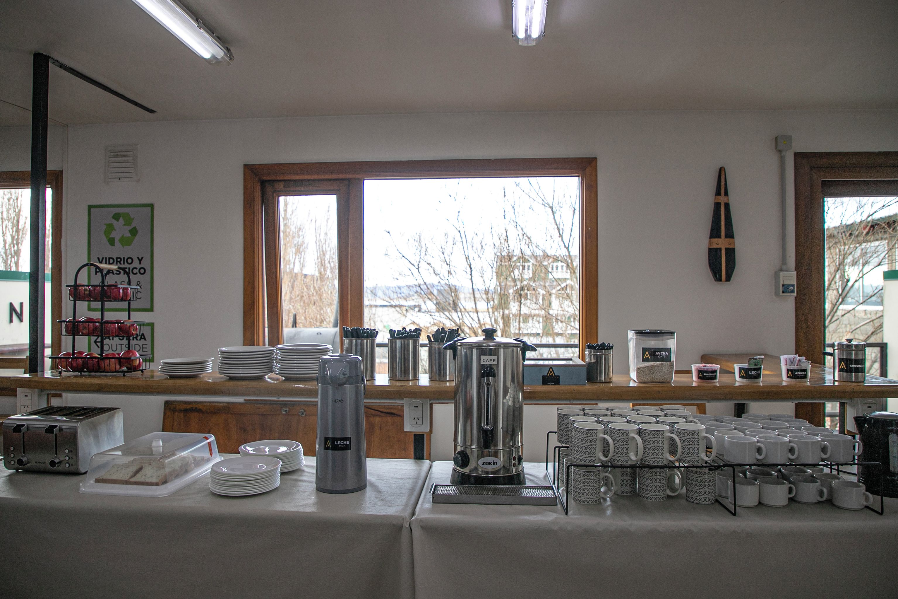 Montaje de desayuno buffet con diversos alimentos y utensilios.