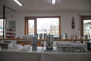 Un buffet de petit-déjeuner proposant une variété d'aliments et d'ustensiles.