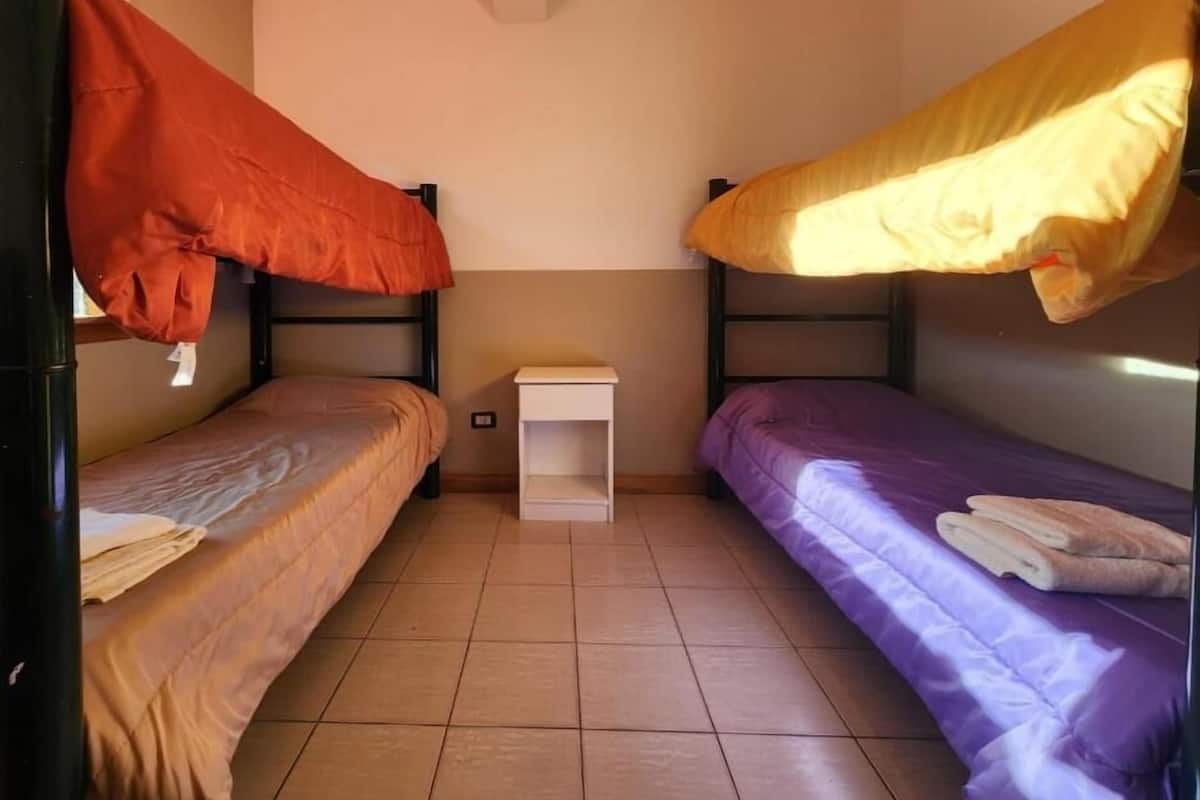 Habitación cuádruple económica | Ropa de cama hipoalergénica, sistema de insonorización, wifi gratis