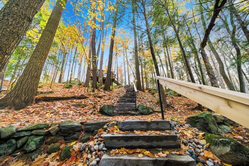 SHADOW SHACK- BALA, MUSKOKA LAKEFRONT COTTAGE