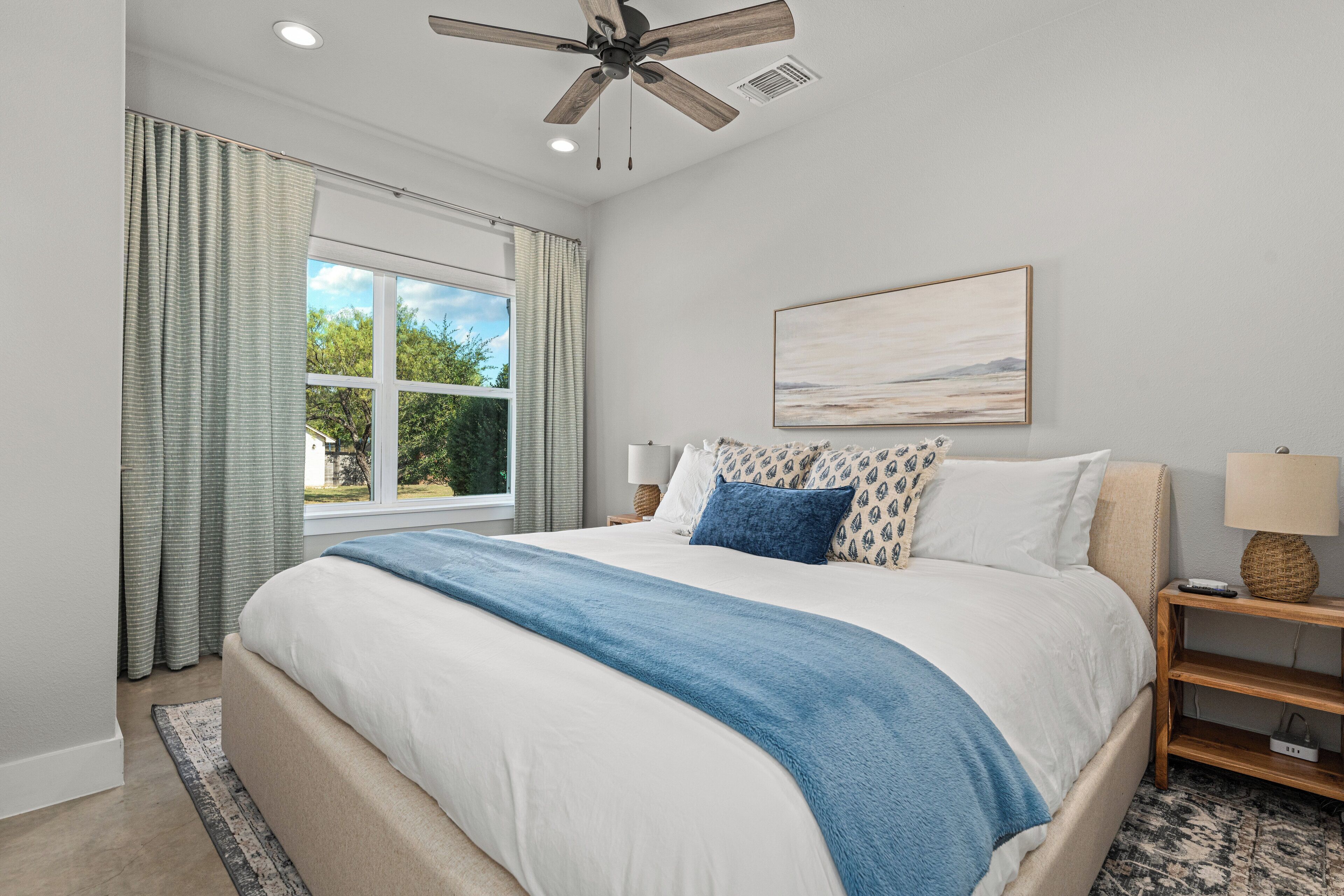 4 chambres, bureau, fer et planche à repasser, lit parapluie