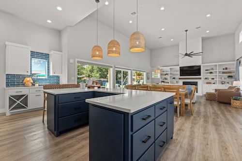 Exclusive 4-BR Escape with Private Pool by Horse Shoe Bay and Marble Falls