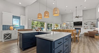 Exclusive 4-BR Escape with Private Pool by Horse Shoe Bay and Marble Falls