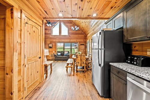 Misty Morning Cabin, sit back & relax with beautiful mountain views! Pups Yes!