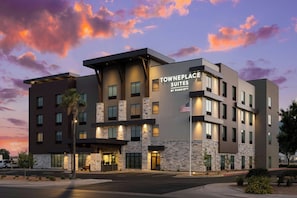 A modern hotel with a stone facade, multiple balconies, and a flag. - Towneplace Suites By Marriott Thatcher (Thatcher)