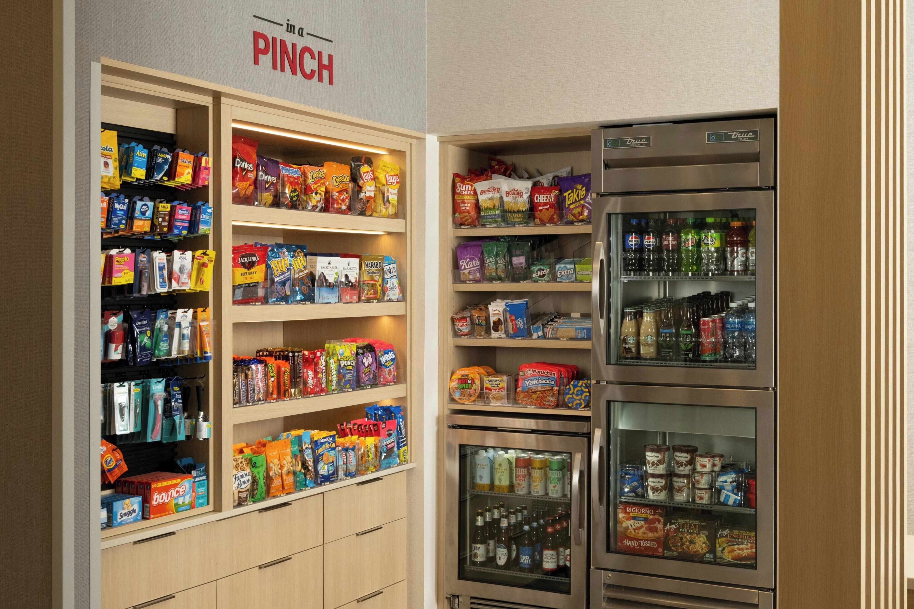 Un área de venta automática con variedad de aperitivos y bebidas.