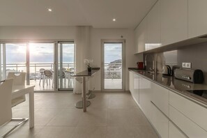 Fridge, microwave, oven, stovetop - Aziadé Horizons - Ocean View (Nazaré)