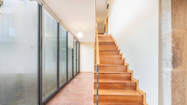 A staircase with wooden steps leading to an upper floor. - Casa Quinta de Agriboa (Ponte de Lima)