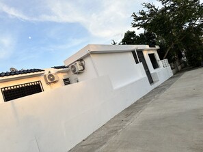 Exterior - Kantares 4 minutes to SJU airport Private Studio w/ Parking & High-Speed Wi-Fi (Carolina)