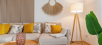 revLIVING GARDEN LOUNGE with garden & private parking